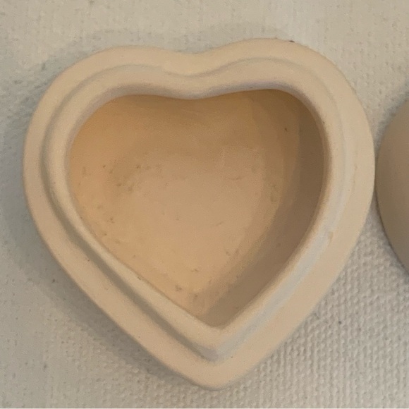 Heart Shaped Bisque Porcelain Trinket Box Blue Flowers Gold Bow Lid Vintage 2"x2 - Picture 7 of 14